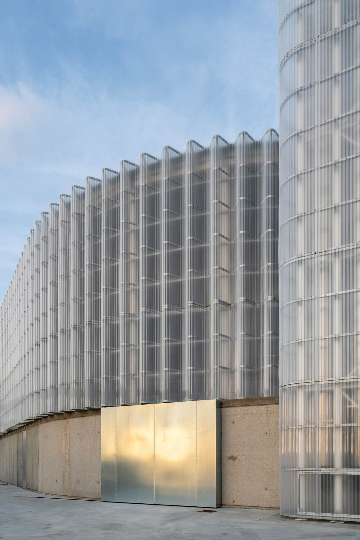 FRPO Rodríguez & Oriol built thermal power plant with steel base and translucent lantern in Spain 