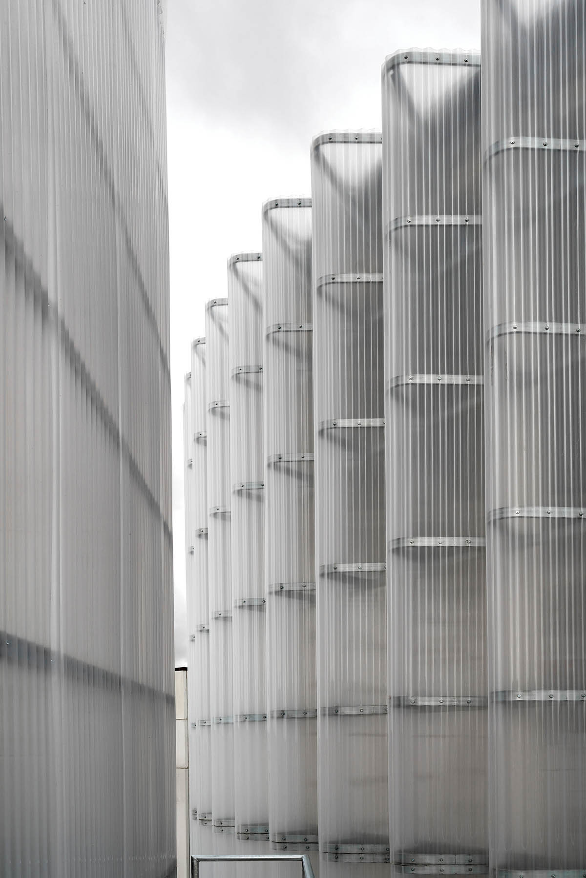 FRPO Rodríguez & Oriol built thermal power plant with steel base and translucent lantern in Spain 