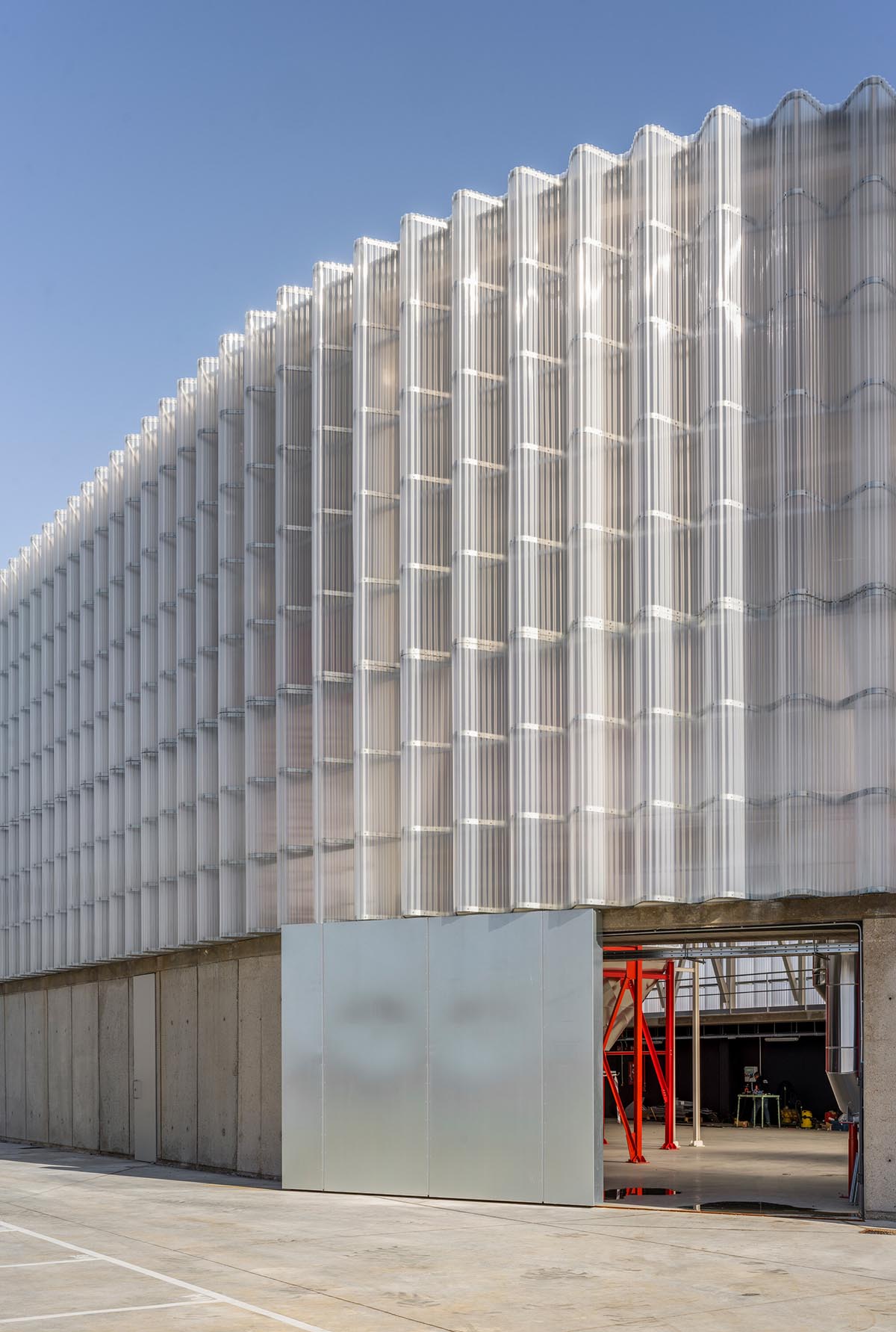 FRPO Rodríguez & Oriol built thermal power plant with steel base and translucent lantern in Spain 