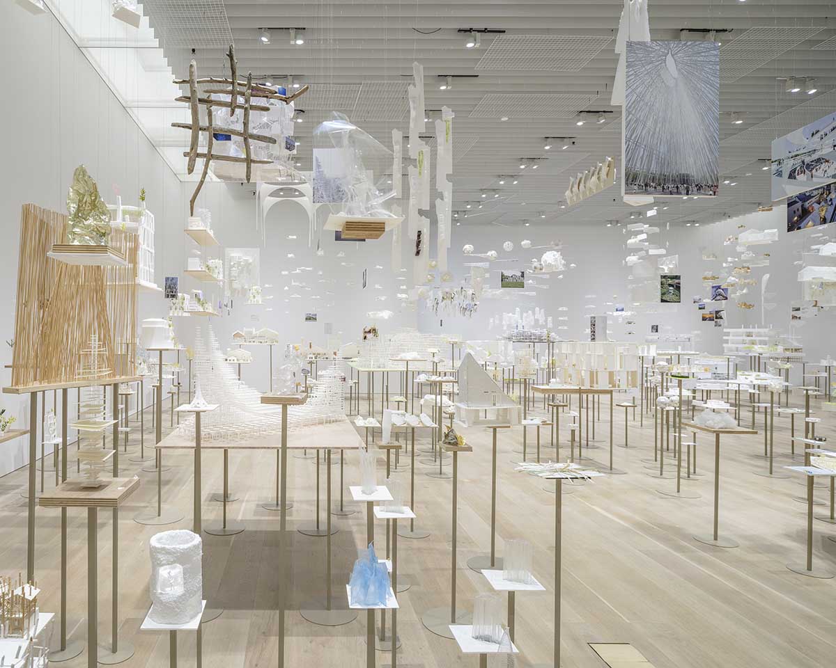 Esposizione Innovativa alla Mori Art Museum di Tokyo: Sou Fujimoto Presenta la Foresta del Futuro Primordiale
Approfondimento
La mostra esplora il concetto di "foresta del futuro primordiale" attraverso le opere e i progetti di Sou Fujimoto, noto per le sue creazioni innovative e sperimentali. L'esposizione offre una visione approfondita dell'architettura di Fujimoto e della sua capacità di fondere natura e tecnologia.
Possibili Conseguenze
La mostra potrebbe avere un impatto significativo sulla scena architettonica giapponese e internazionale, ispirando nuove generazioni di architetti e designer a esplorare nuove frontiere creative. Inoltre, l'esposizione potrebbe contribuire a promuovere la consapevolezza sull'importanza della sostenibilità e della relazione tra natura e architettura.
Opinione
La mostra di Sou Fujimoto alla Mori Art Museum di Tokyo rappresenta un'opportunità unica per scoprire le opere di uno degli architetti più innovativi del nostro tempo. L'esposizione offre una visione affascinante del futuro della architettura e della sua capacità di trasformare lo spazio e la società.
Analisi Critica dei Fatti
La mostra di Sou Fujimoto è il risultato di una lunga e approfondita ricerca sull'architettura e sulla sua relazione con la natura. L'esposizione presenta una selezione di opere e progetti che dimostrano la capacità di Fujimoto di fondere tecnologia e natura, creando spazi innovativi e sostenibili.
Relazioni con altri fatti
La mostra di Sou Fujimoto alla Mori Art Museum di Tokyo si inserisce nel contesto di una più ampia riflessione sull'architettura e sulla sua relazione con la natura. L'esposizione è in linea con le tendenze internazionali che vedono l'architettura come un mezzo per promuovere la sostenibilità e la conservazione dell'ambiente.
Contesto storico
La mostra di Sou Fujimoto si inserisce nel contesto di una lunga tradizione di architettura giapponese che ha sempre posto l'accento sulla relazione tra natura e costruzione. L'esposizione rappresenta un'evoluzione di questa tradizione, con l'introduzione di nuove tecnologie e materiali che consentono di creare spazi innovativi e sostenibili.
Fonti
La fonte di questo articolo è Dezeen. La mostra "The Architecture of Sou Fujimoto: Primordial Future Forest" è visibile alla Mori Art Museum di Tokyo fino al 6 novembre.