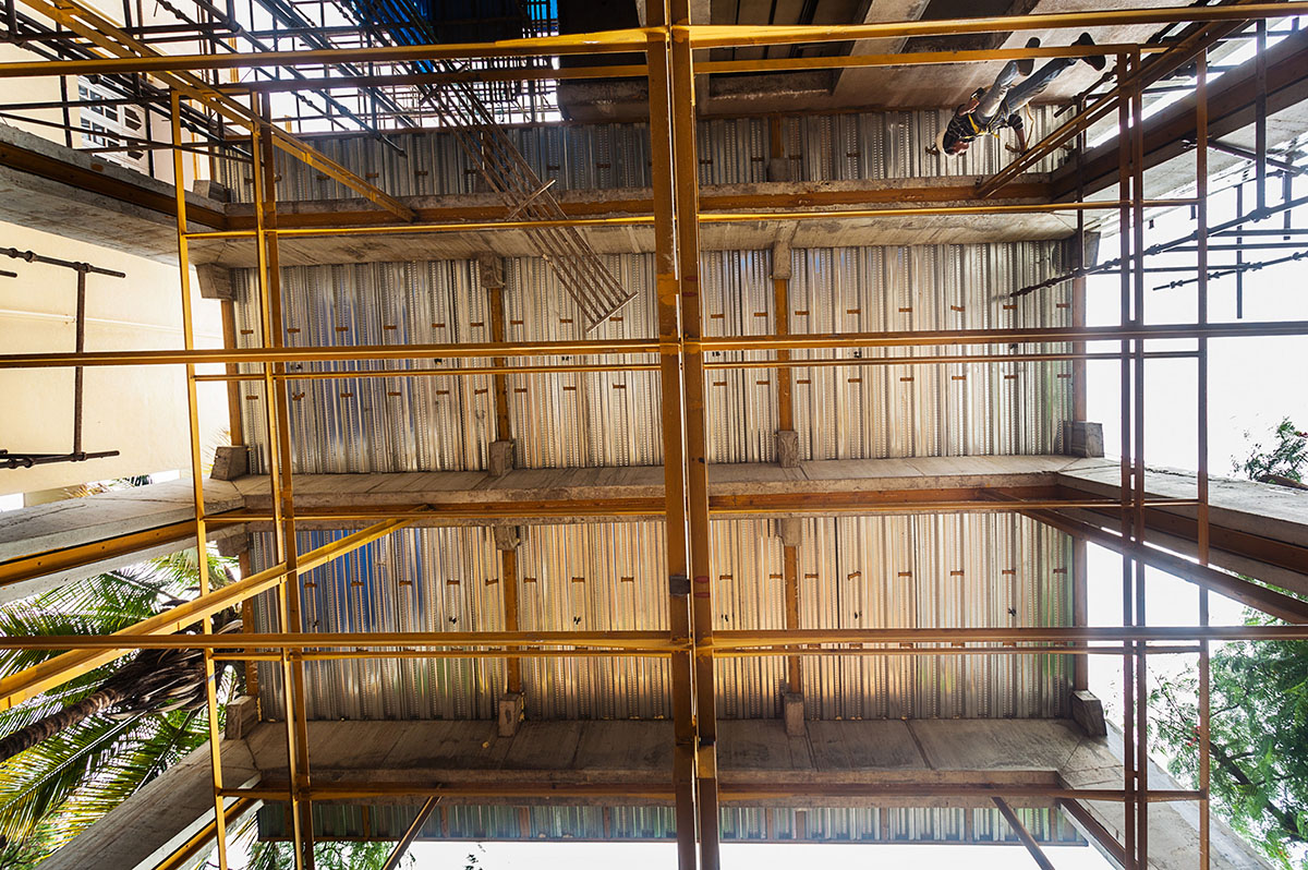 Funktion Design Studio’s Concrete Portals Carry and Suspend Office Spaces