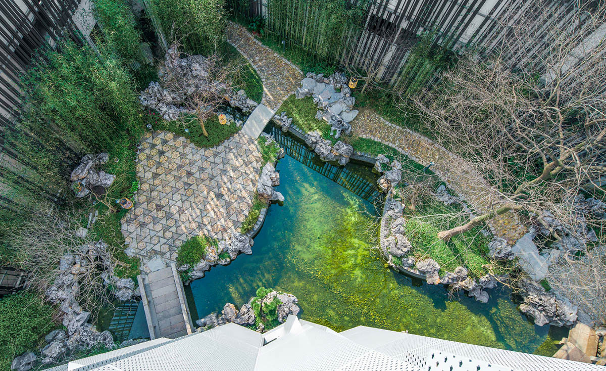 An Art Museum veiled by pleated aluminium panels creates mysticism between inside and outside