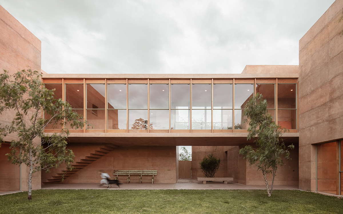 Casa Tejocote features intertwined volumes with pigmented concrete and tepetate colors in Mexico