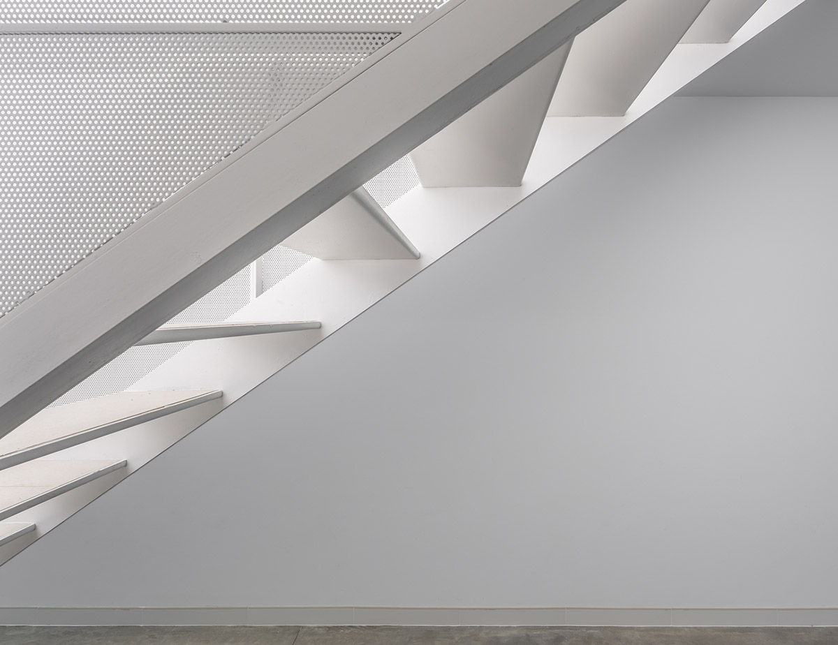 Viraje arquitectura creates perforated façade for elongated family house to play with natural light