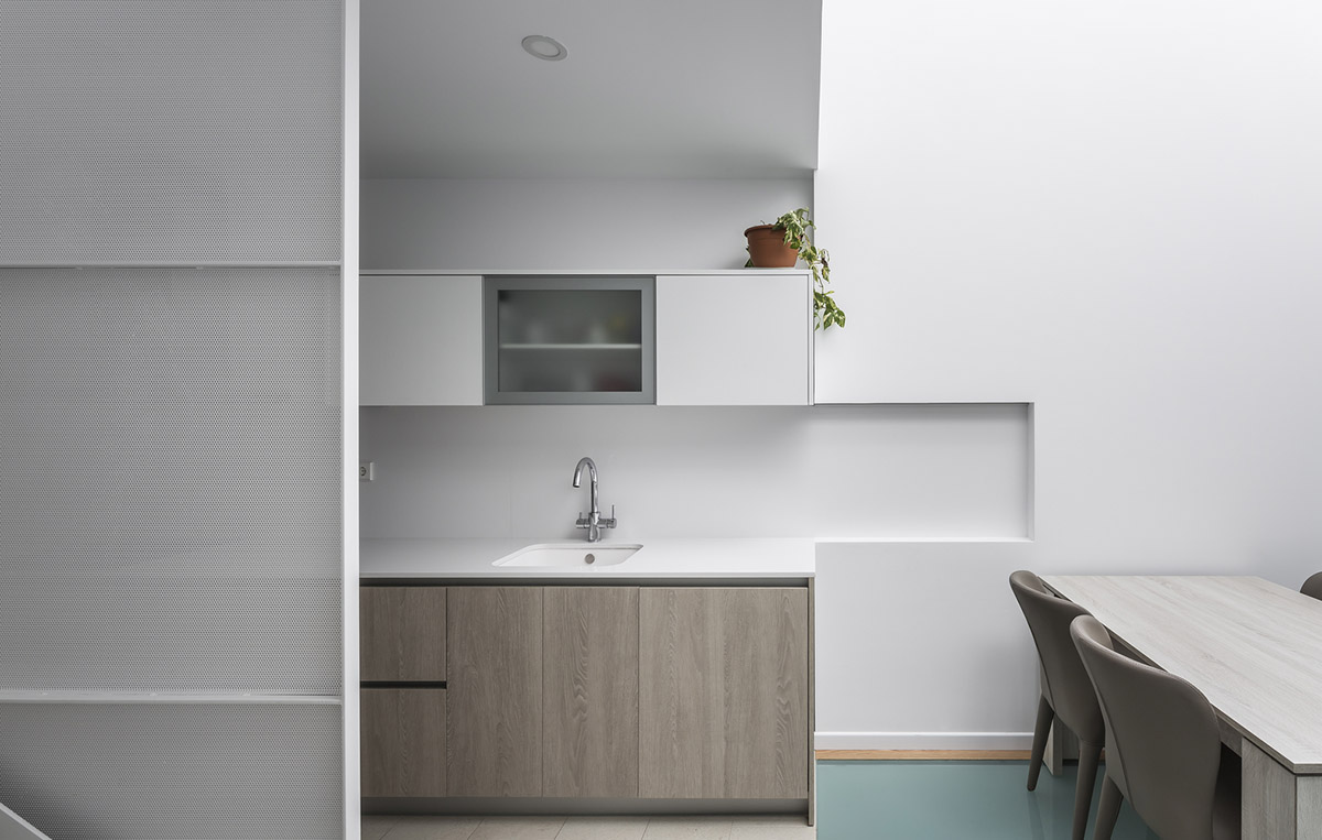 Viraje arquitectura creates perforated façade for elongated family house to play with natural light