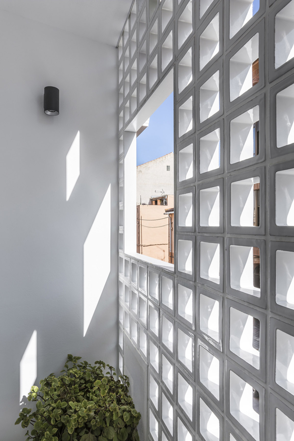 Viraje arquitectura creates perforated façade for elongated family house to play with natural light