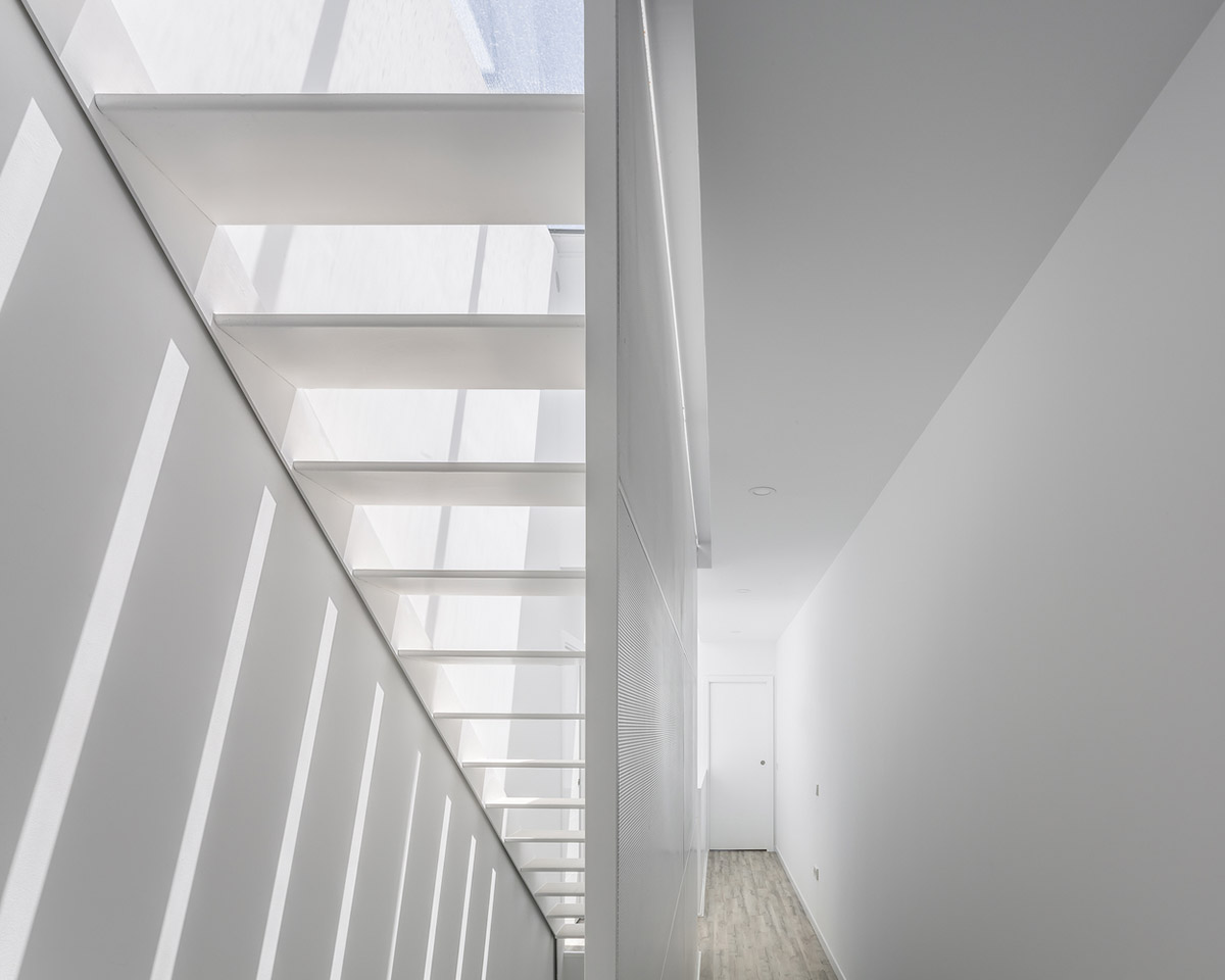 Viraje arquitectura creates perforated façade for elongated family house to play with natural light