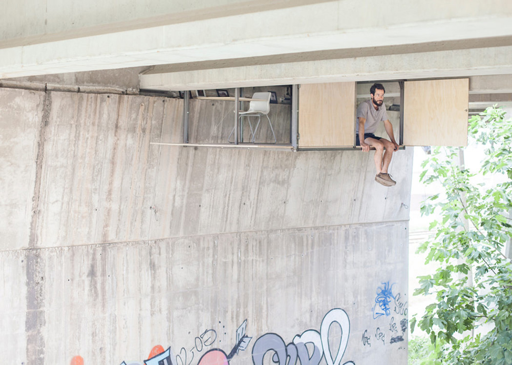 Fernando Abellanas installs his own studio under a traffic bridge in Spain