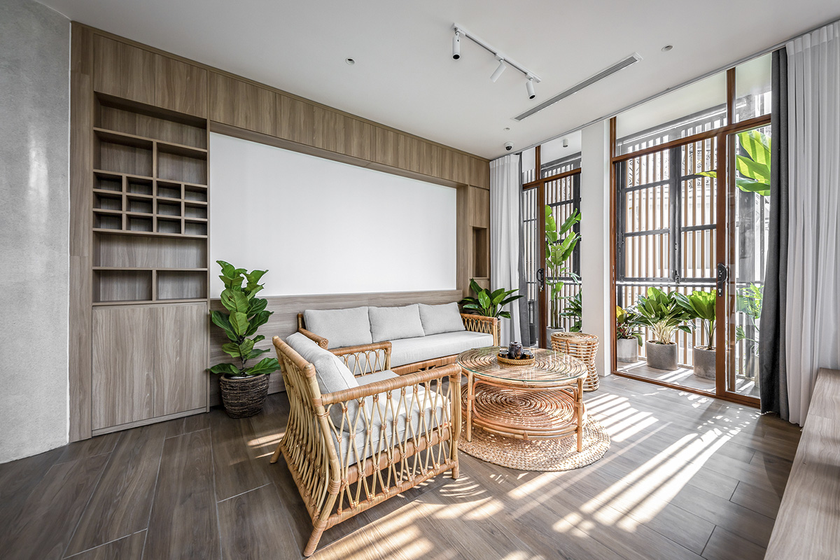 Vertical glass array cuts façade of this L-shaped concrete house designed by Story Architecture