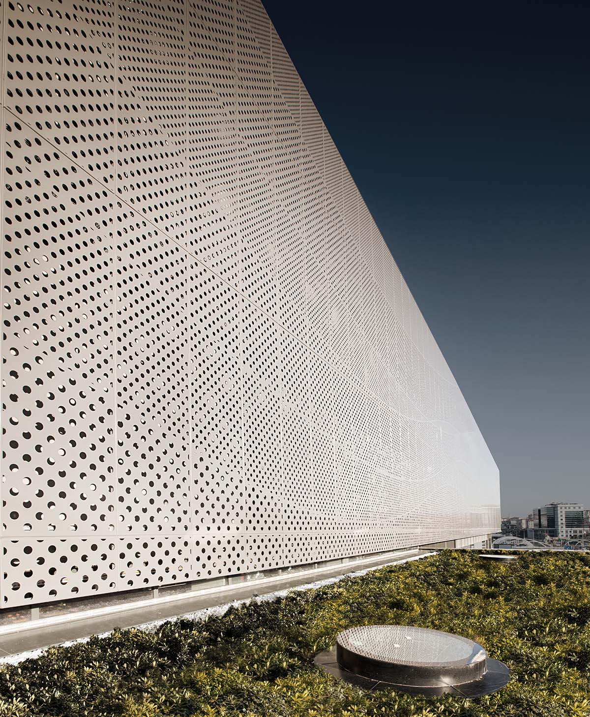 GMW MIMARLIK designed an elongated massive box for Eurasia Tunnel Operation and Maintenance Building