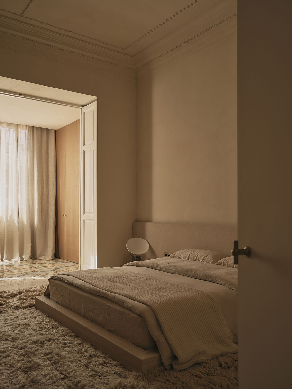 Balzar Architects complete interiors for GE Apartment with a wabi-sabi aesthetic in Valencia