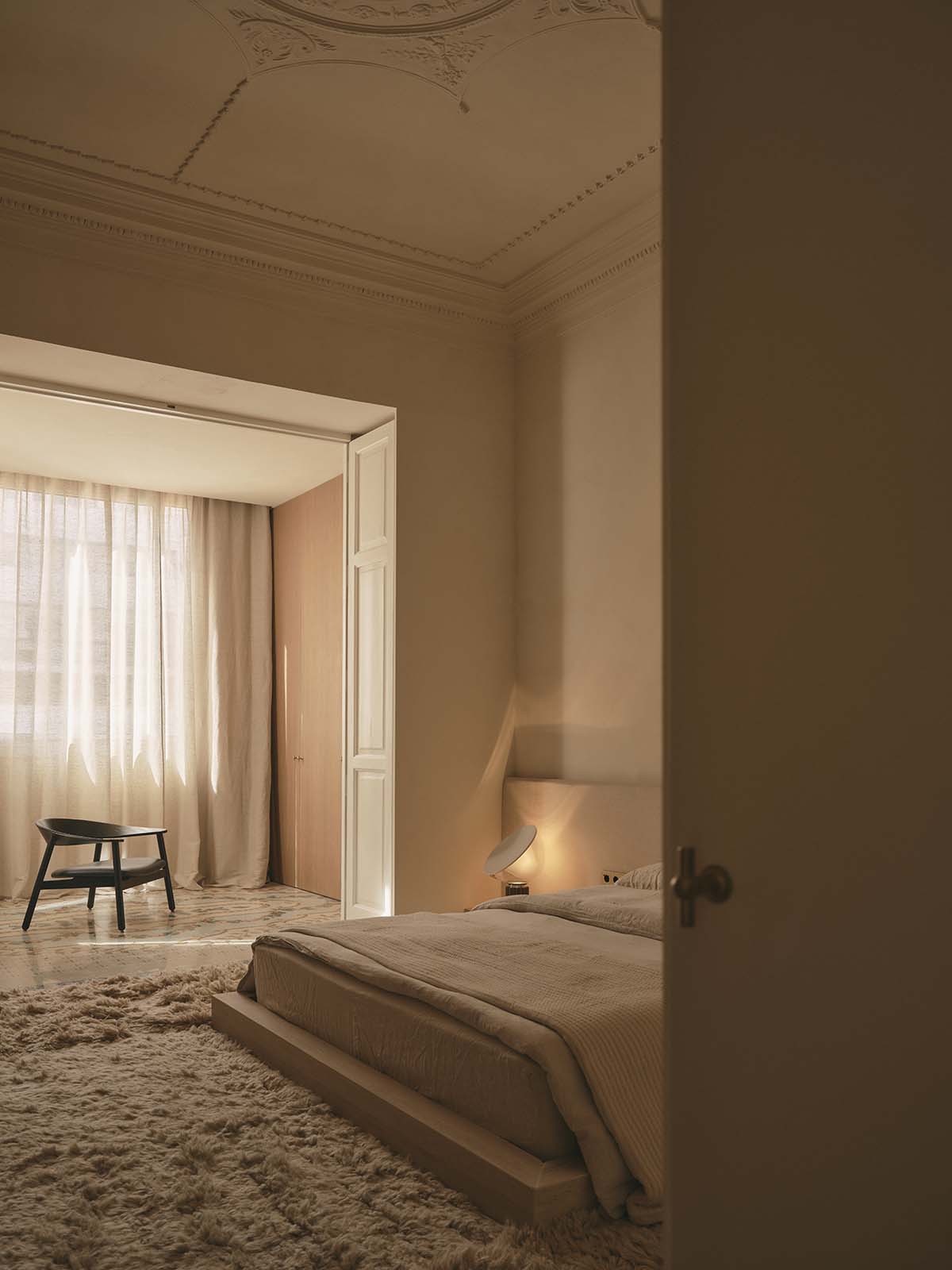 Balzar Architects complete interiors for GE Apartment with a wabi-sabi aesthetic in Valencia