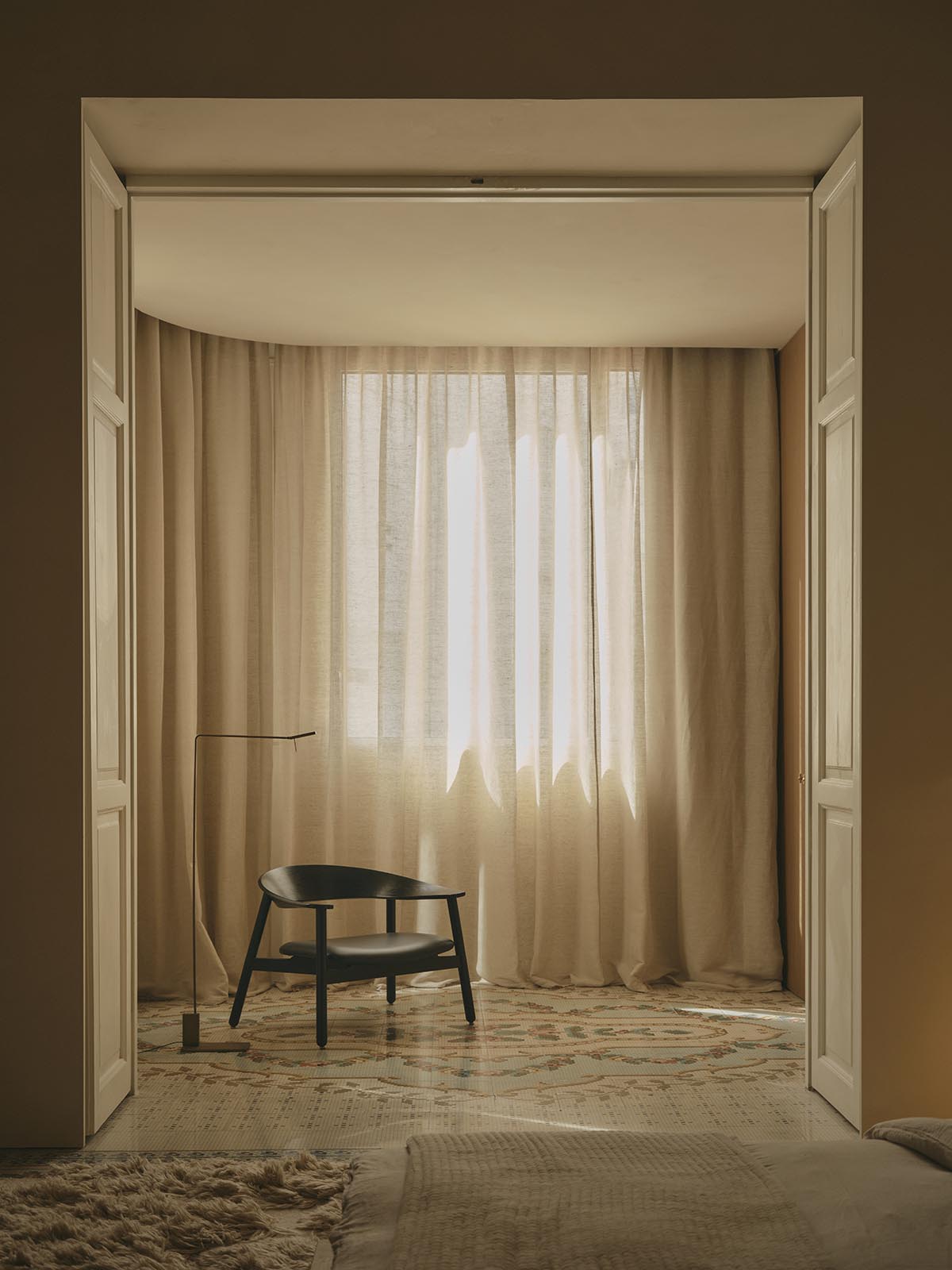 Balzar Architects complete interiors for GE Apartment with a wabi-sabi aesthetic in Valencia