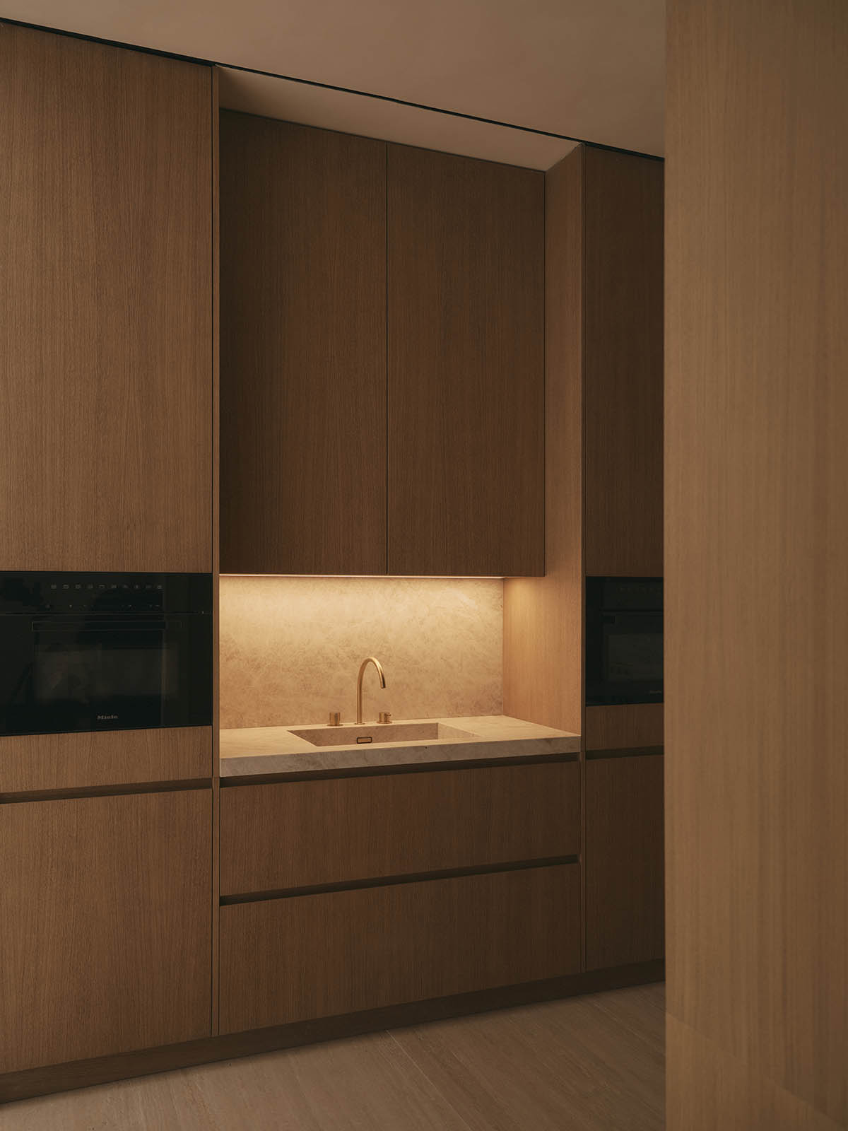 Balzar Architects complete interiors for GE Apartment with a wabi-sabi aesthetic in Valencia