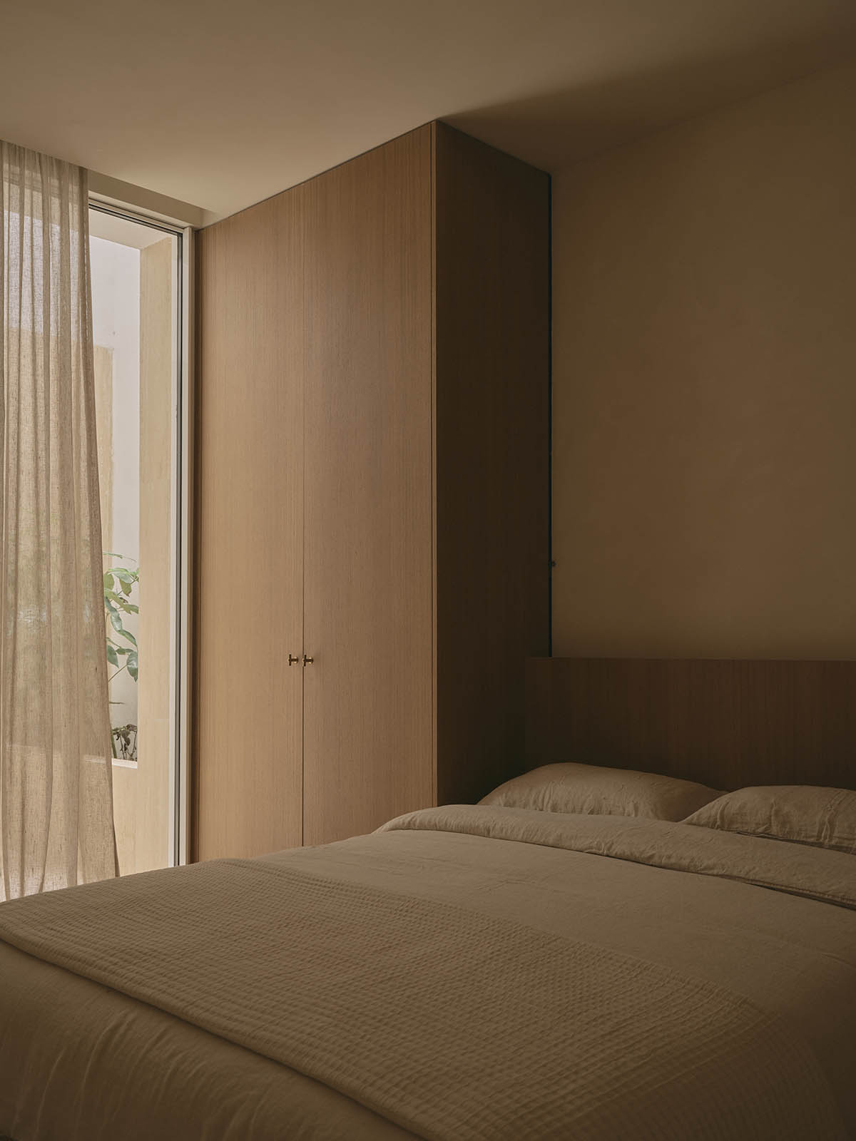 Balzar Architects complete interiors for GE Apartment with a wabi-sabi aesthetic in Valencia