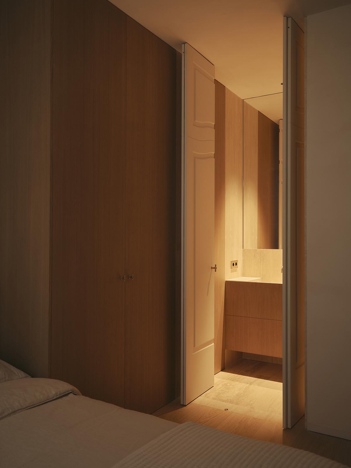 Balzar Architects complete interiors for GE Apartment with a wabi-sabi aesthetic in Valencia