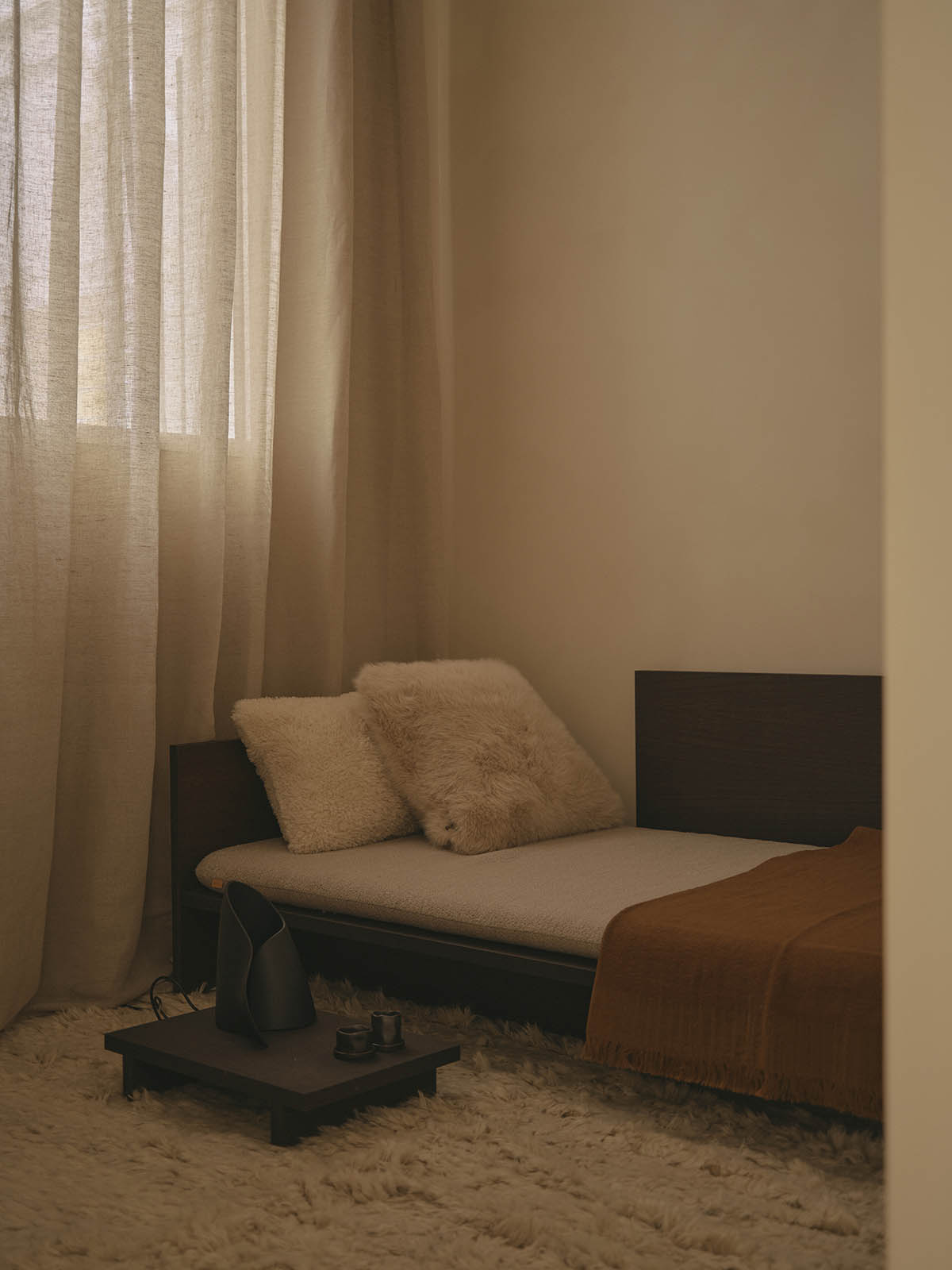 Balzar Architects complete interiors for GE Apartment with a wabi-sabi aesthetic in Valencia