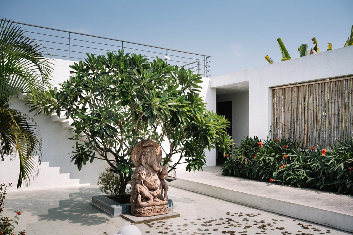 Weekend home is clad in bamboo screens that create a rustic appearance on the outskirts of Pune