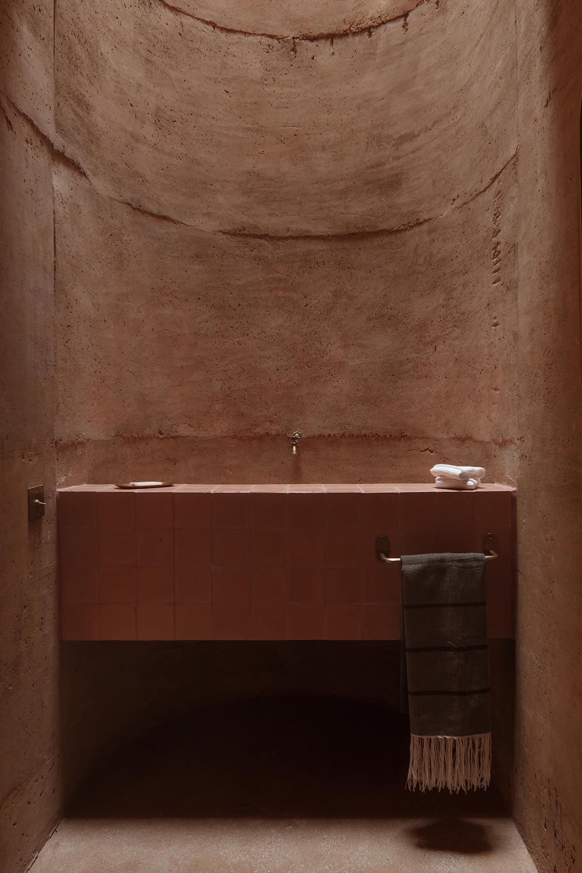 Casa Tejocote features intertwined volumes with pigmented concrete and tepetate colors in Mexico