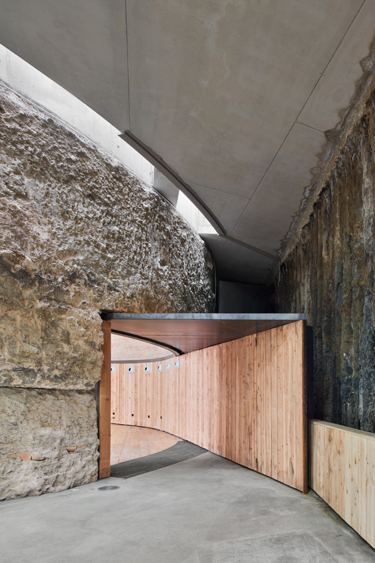 Aigua de Vilajuïga restored with vaulted bricks and exposed concrete bringing light into the space