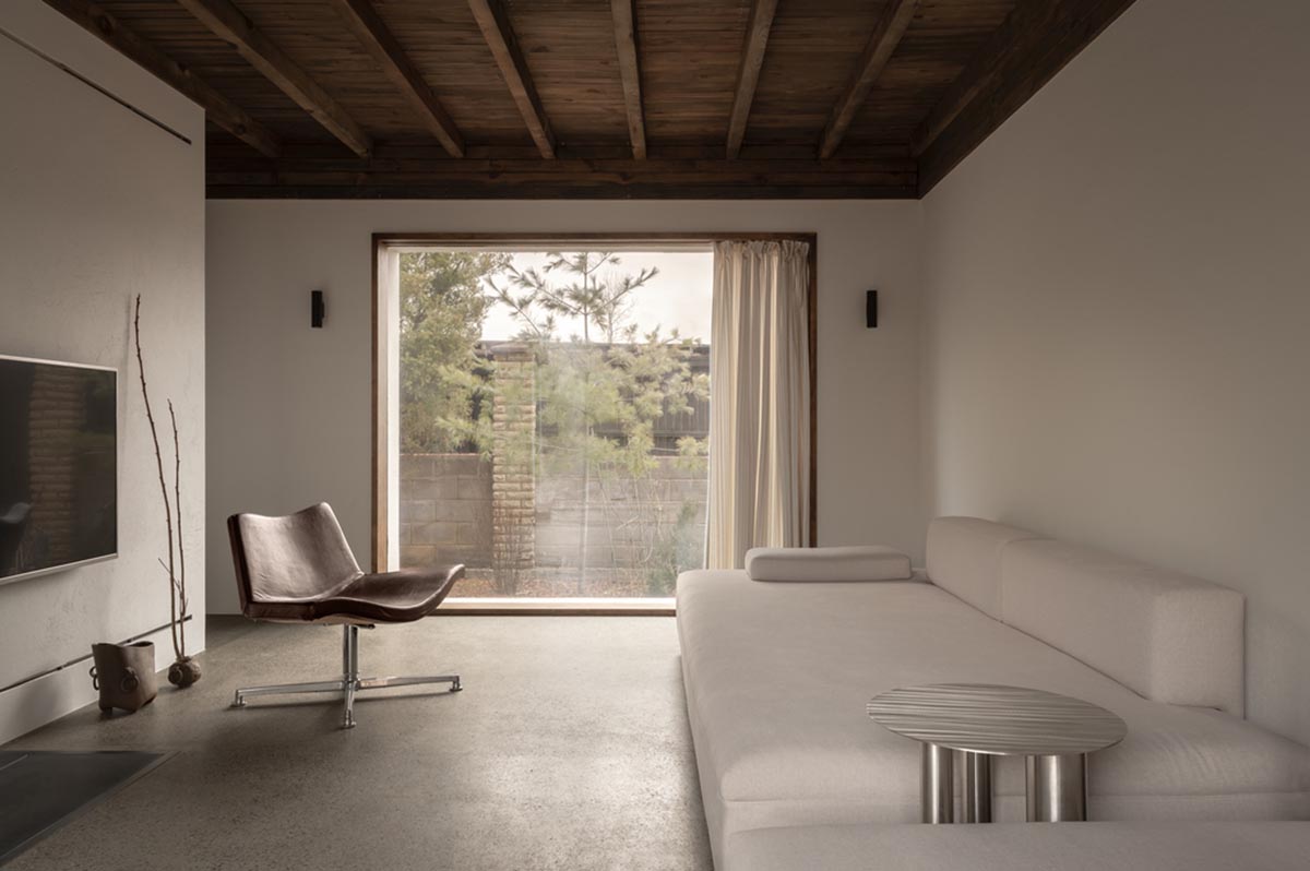 Shovk Studio built house in Kyiv paying homage to Japanese traditions