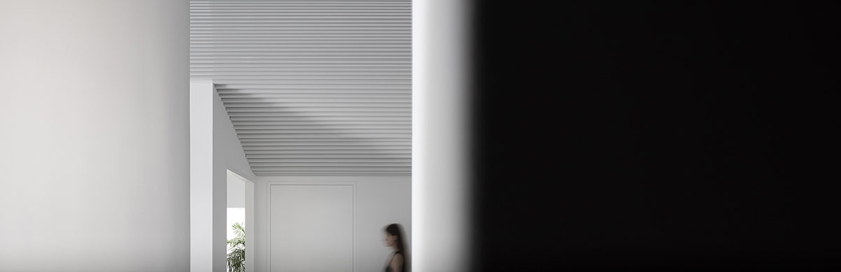 Runxuan Textile Office features white-toned interiors reinterpreted from production process of cloth