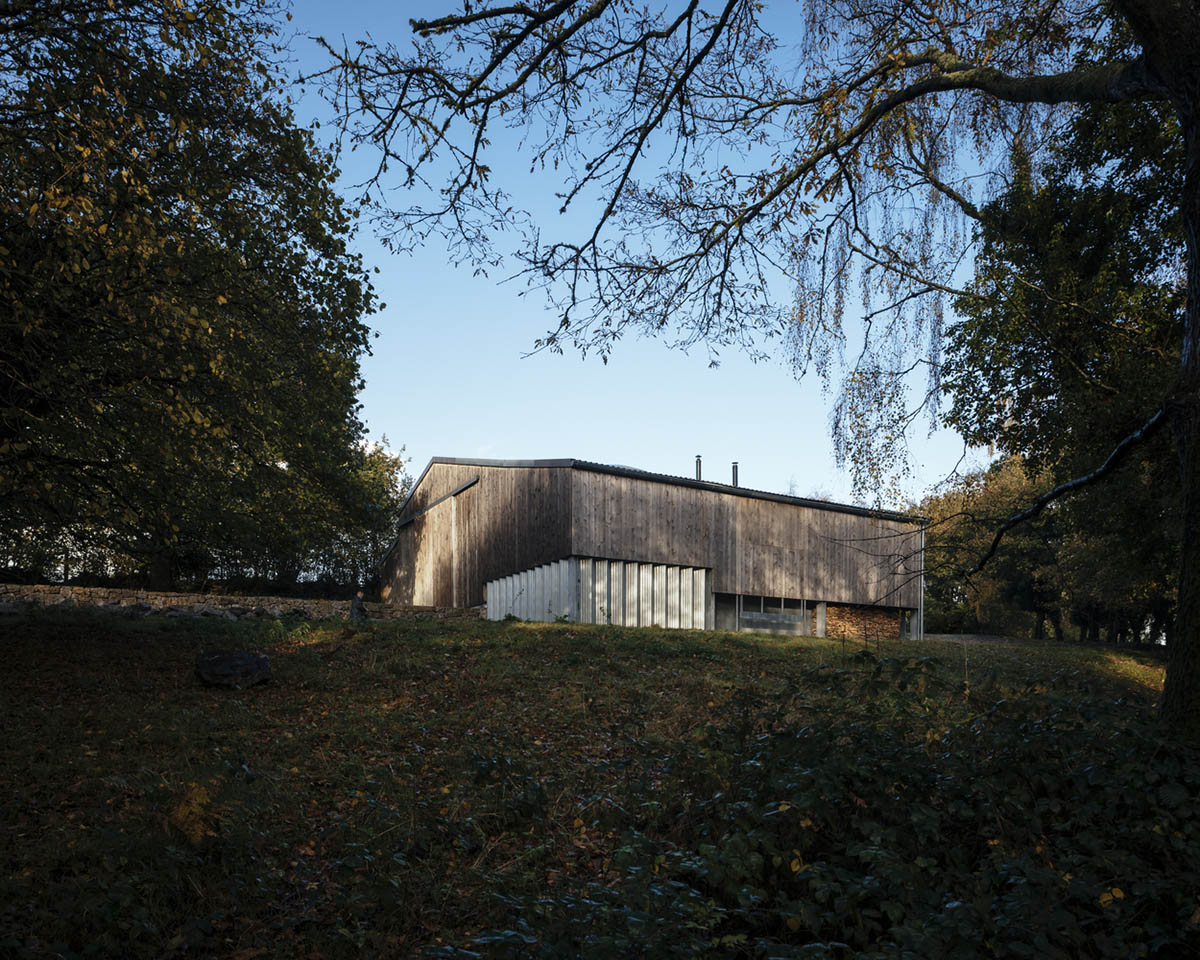 Thomas Randall-Page converts agricultural barn into an art studio in rural Devon