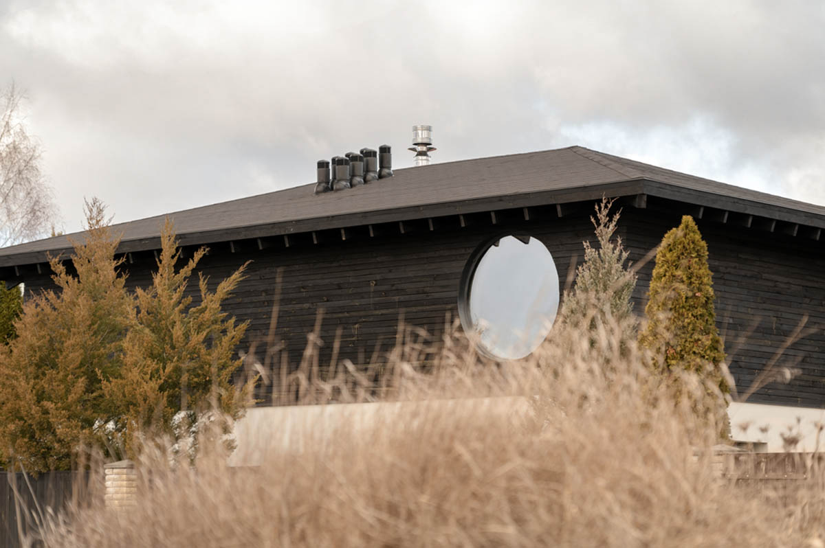 Shovk Studio built house in Kyiv paying homage to Japanese traditions