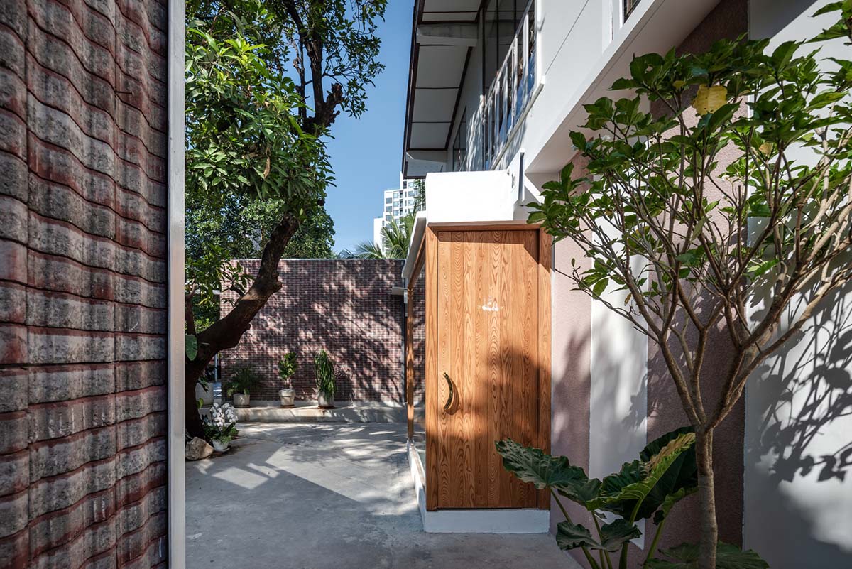 PHTAA Living Design converts old Bangkok house into a restaurant by keeping domestic feeling