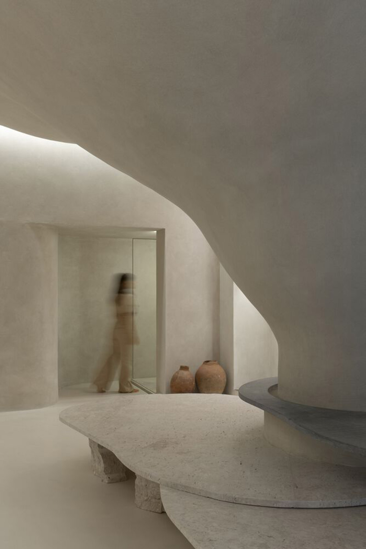 Giant organically-shaped pillar becomes a showcase element in the heart of clothing store in Brazil