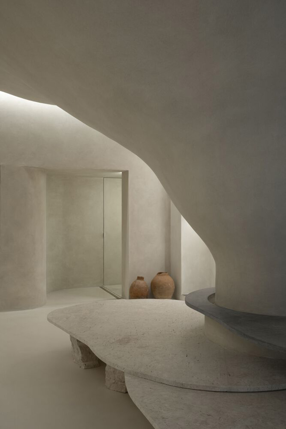 Giant organically-shaped pillar becomes a showcase element in the heart of clothing store in Brazil