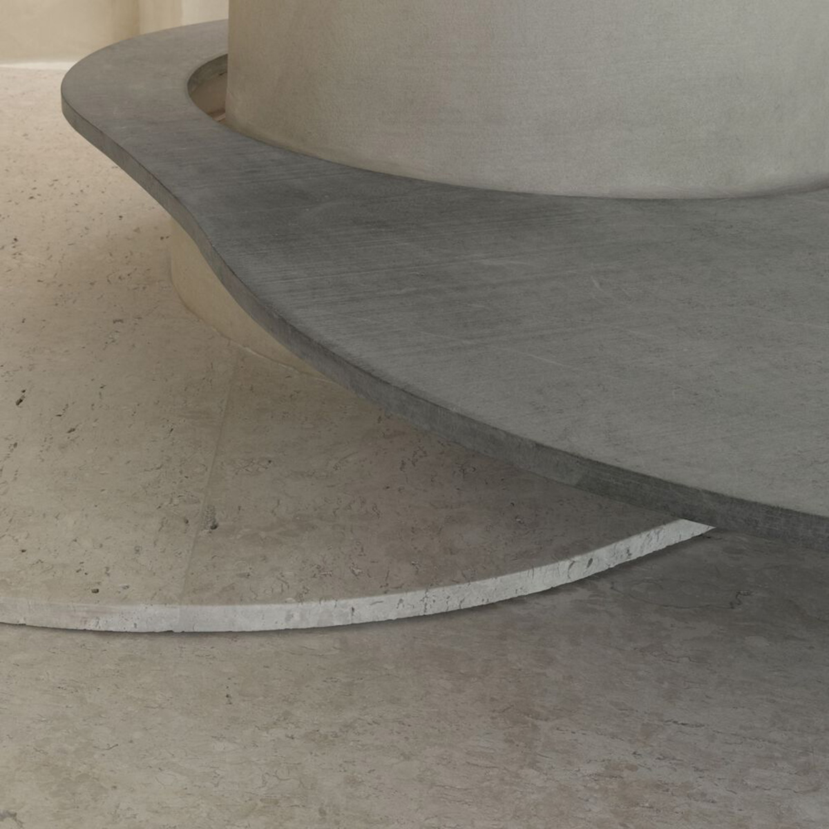 Giant organically-shaped pillar becomes a showcase element in the heart of clothing store in Brazil