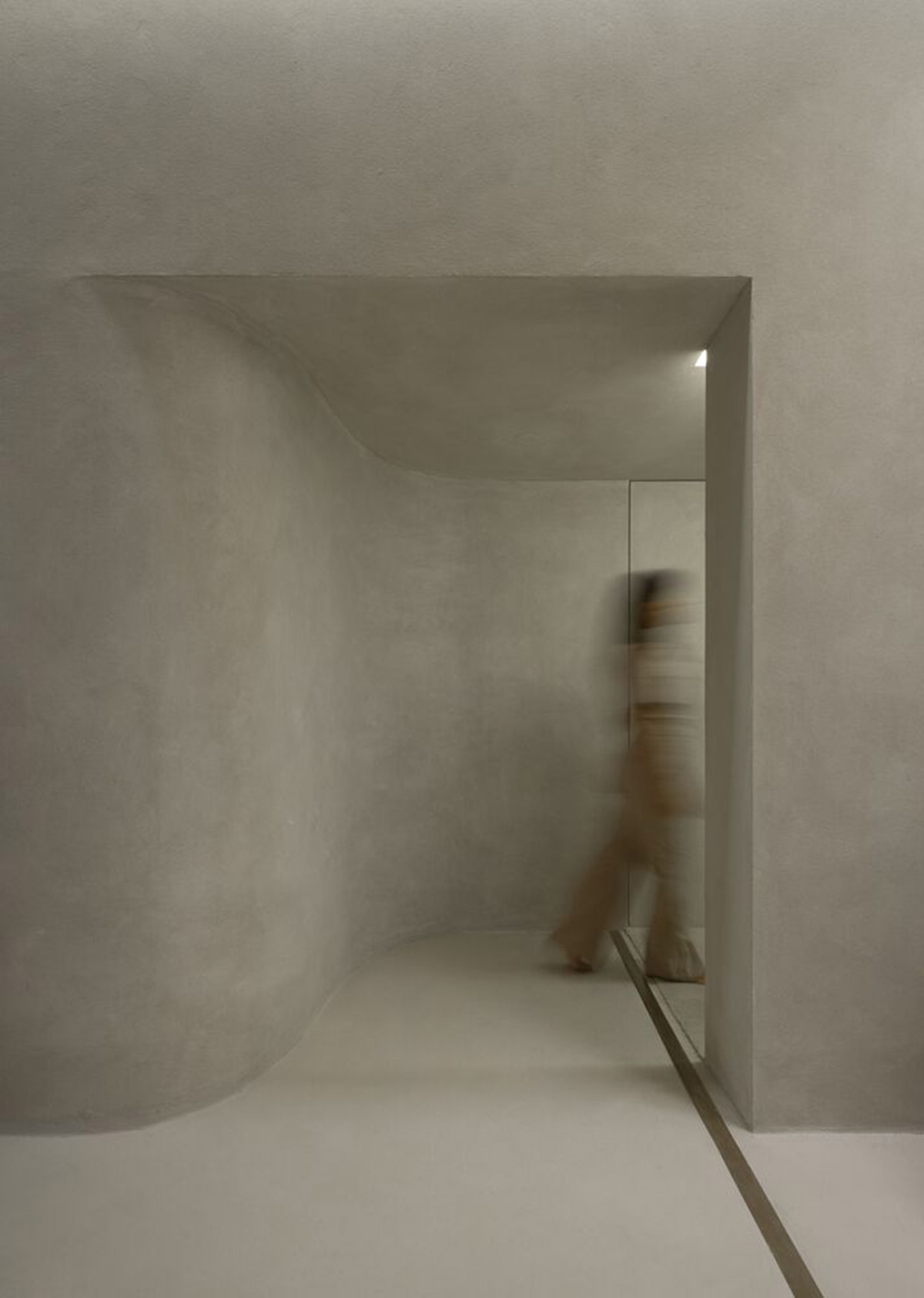 Giant organically-shaped pillar becomes a showcase element in the heart of clothing store in Brazil