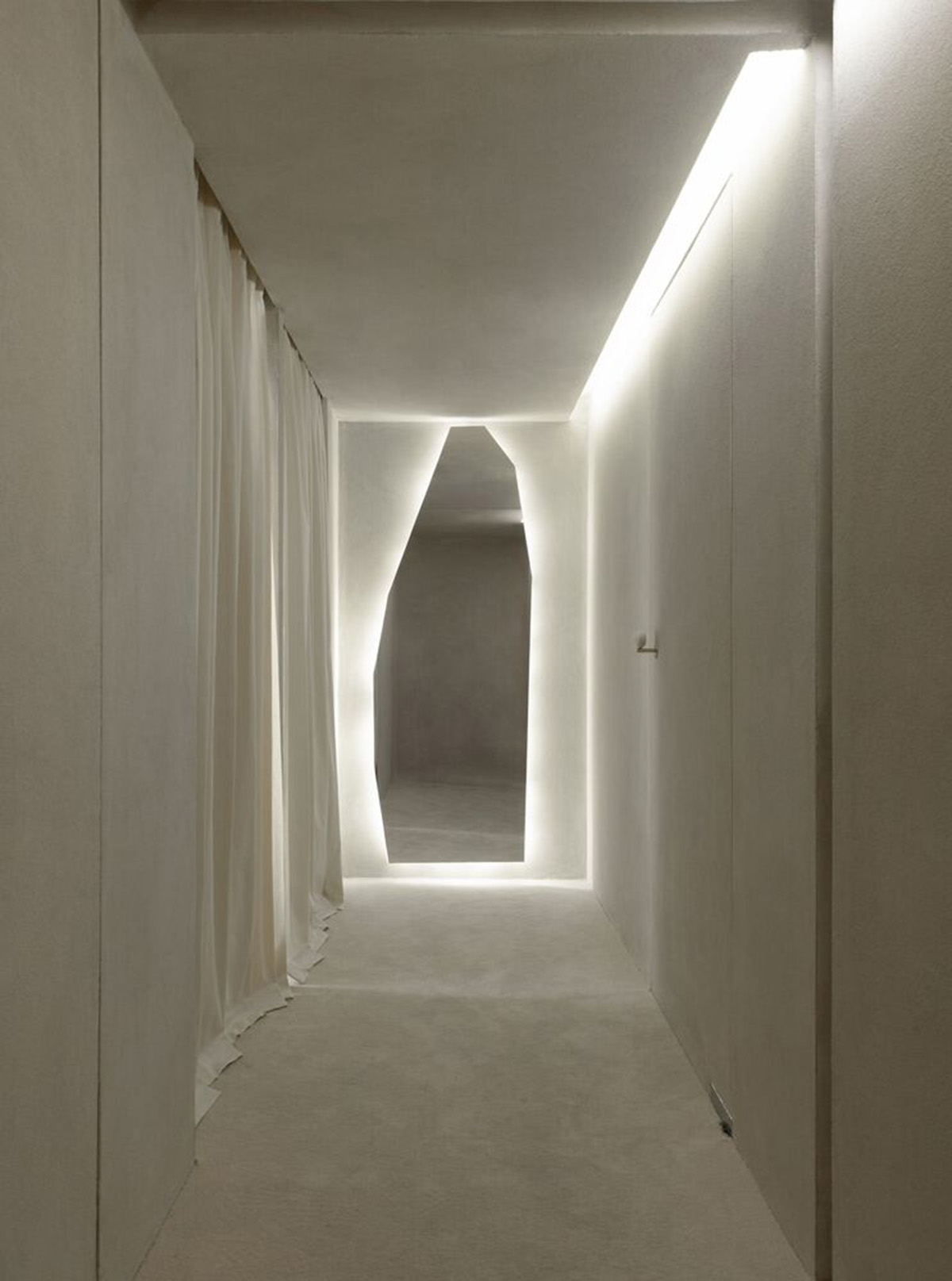 Giant organically-shaped pillar becomes a showcase element in the heart of clothing store in Brazil