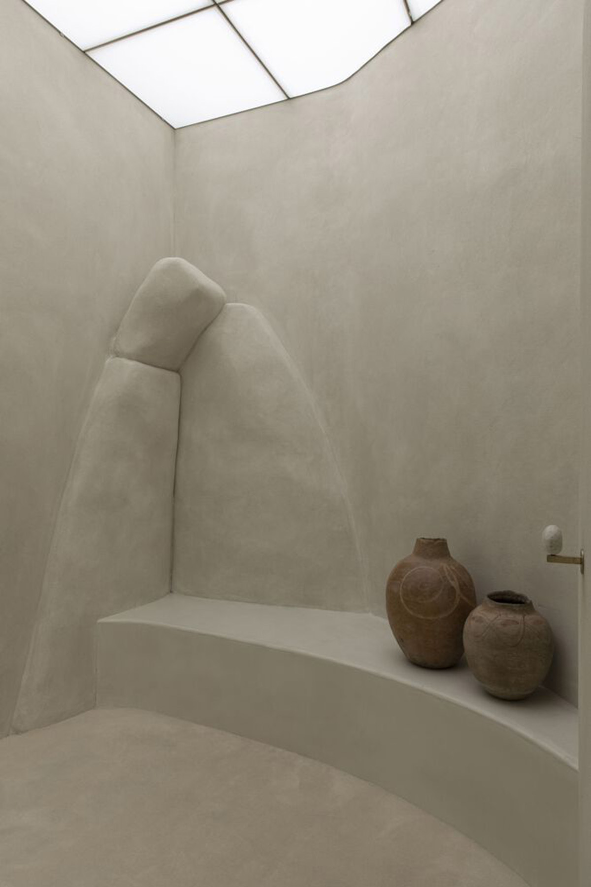 Giant organically-shaped pillar becomes a showcase element in the heart of clothing store in Brazil