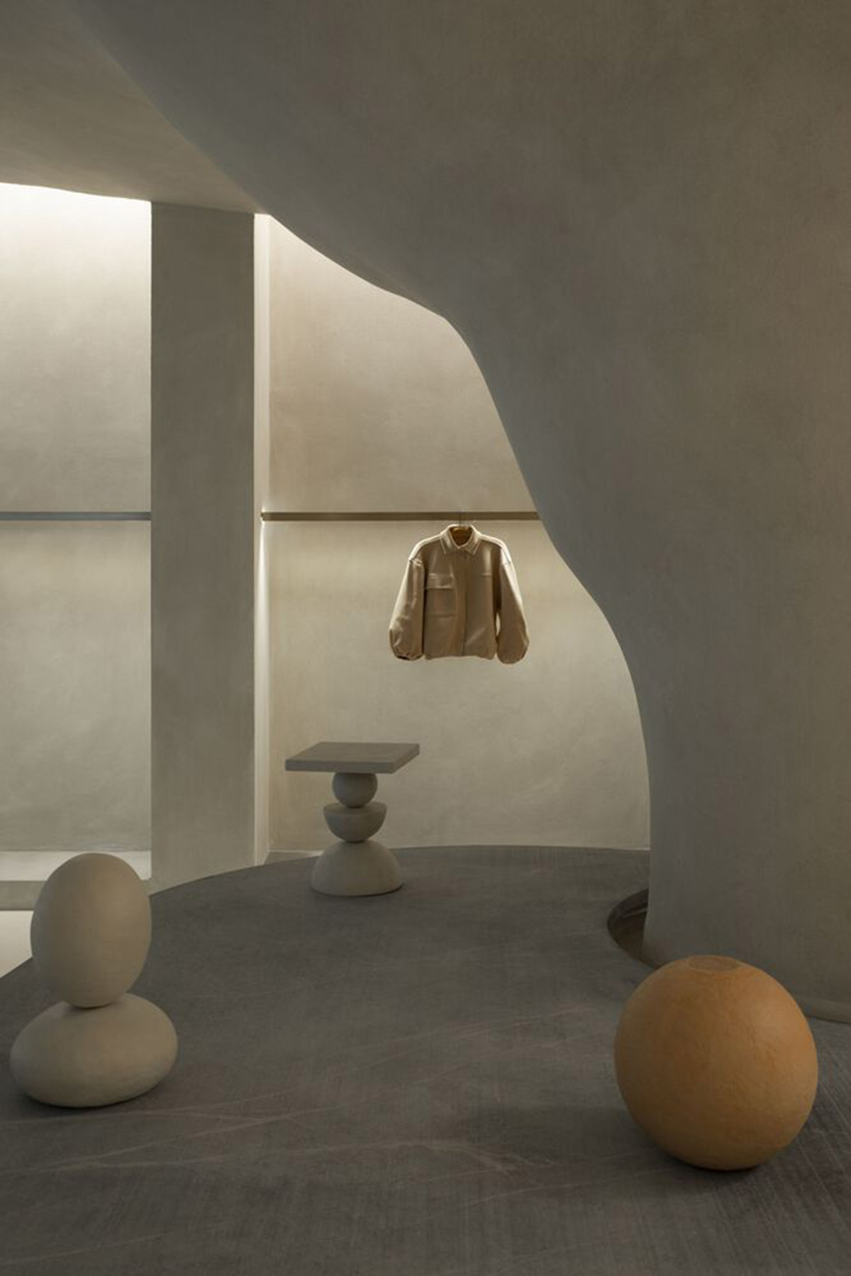 Giant organically-shaped pillar becomes a showcase element in the heart of clothing store in Brazil