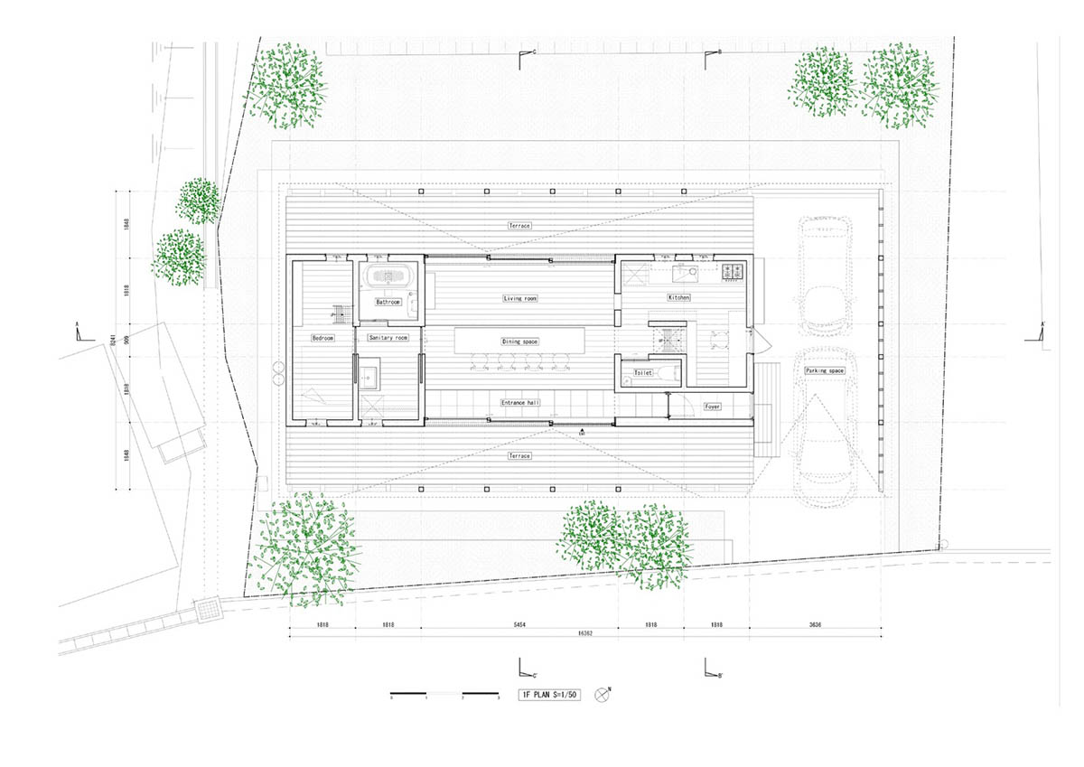 A tent-like family house with A-frame openings gives more possibilities to extend the house in Japan