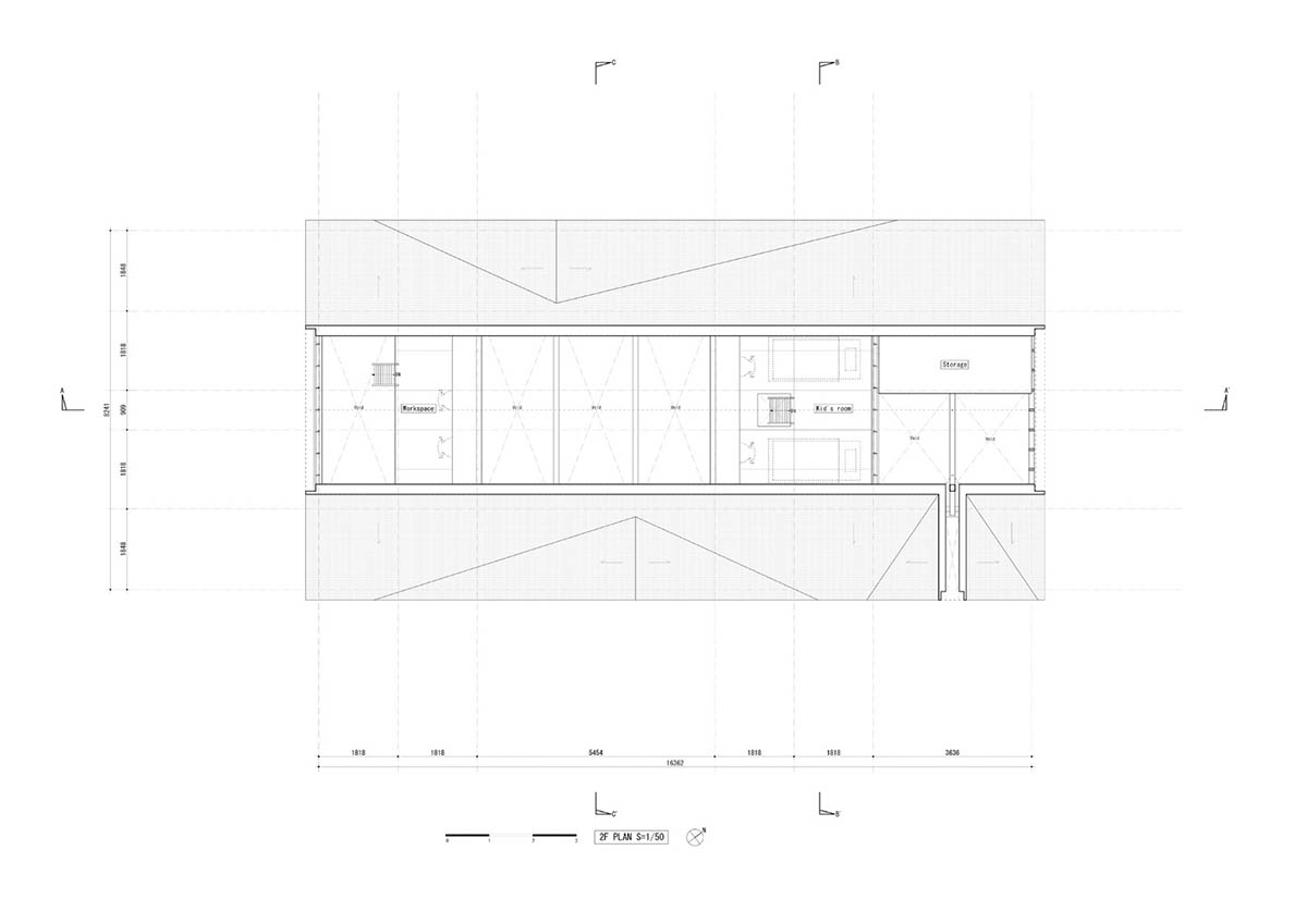A tent-like family house with A-frame openings gives more possibilities to extend the house in Japan