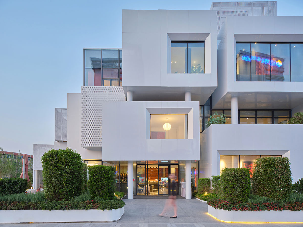 Wutopia Lab completes a Living Theatre Mount with white stacked volumes in China