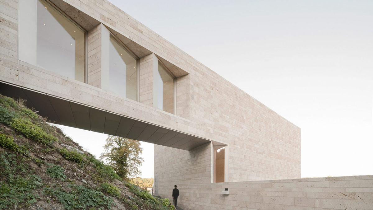 Bez+Kock Architekten uses bridge-like passageway to extend historic museum in Germany