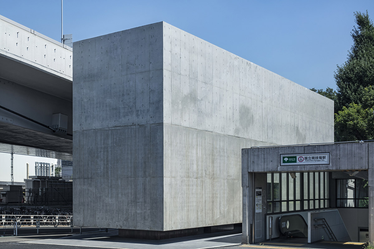 Suppose Design Office encloses public toilets with floating concrete walls in Japan