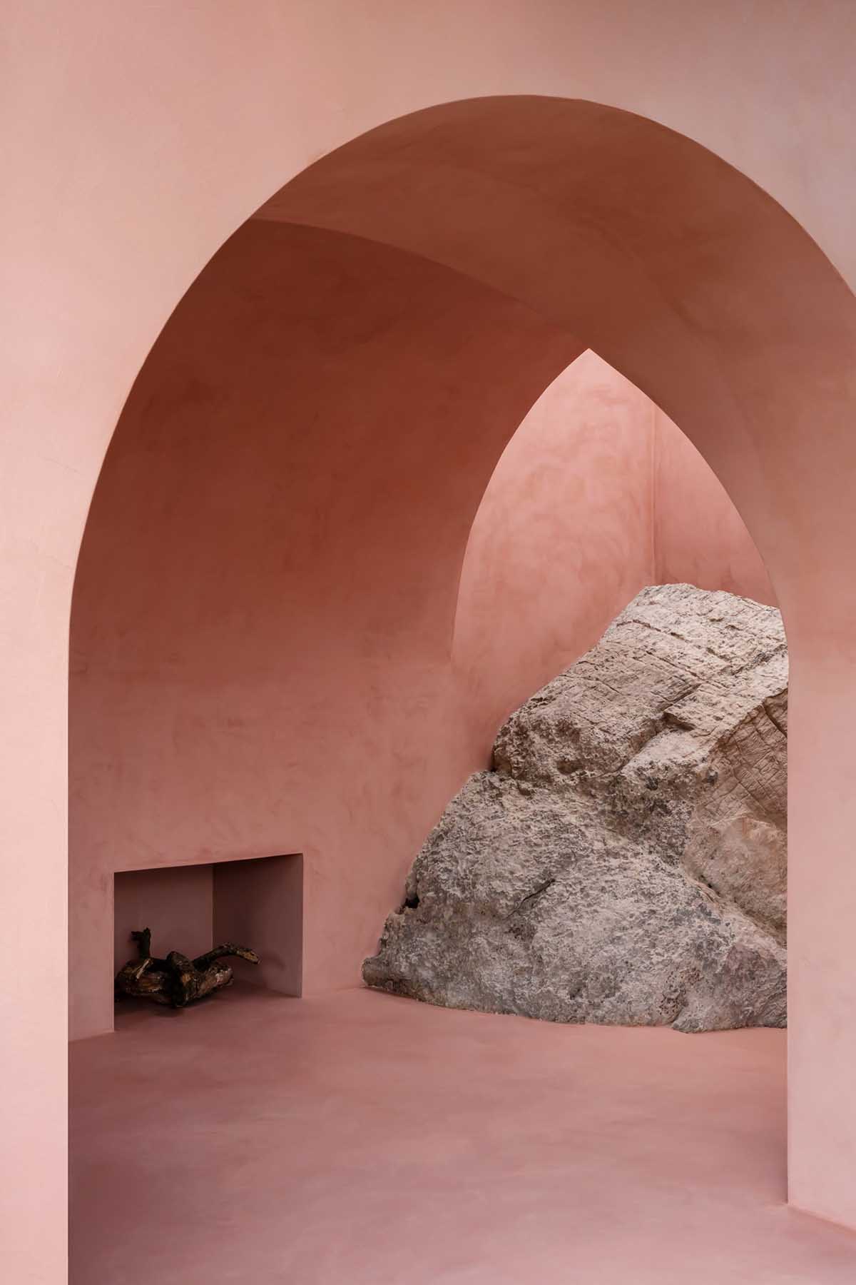 Mar Plus Ask designs a pair of tiny retreats that are washed by pink and purple tones in Mallorca