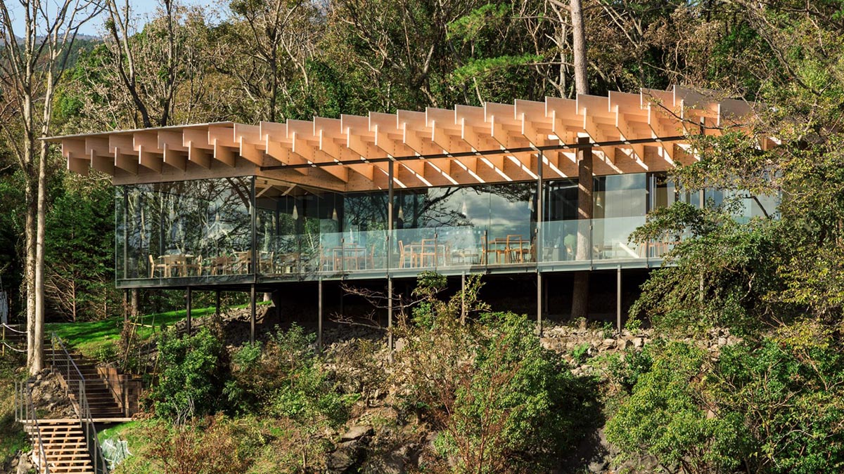 Kengo Kuma built restaurant that features striking roof with