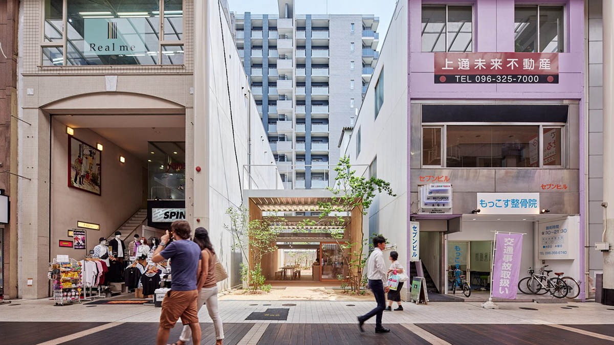 Yabashi Architects built this stepped and simple wooden boxed-cafe in a narrow site in Kyushu