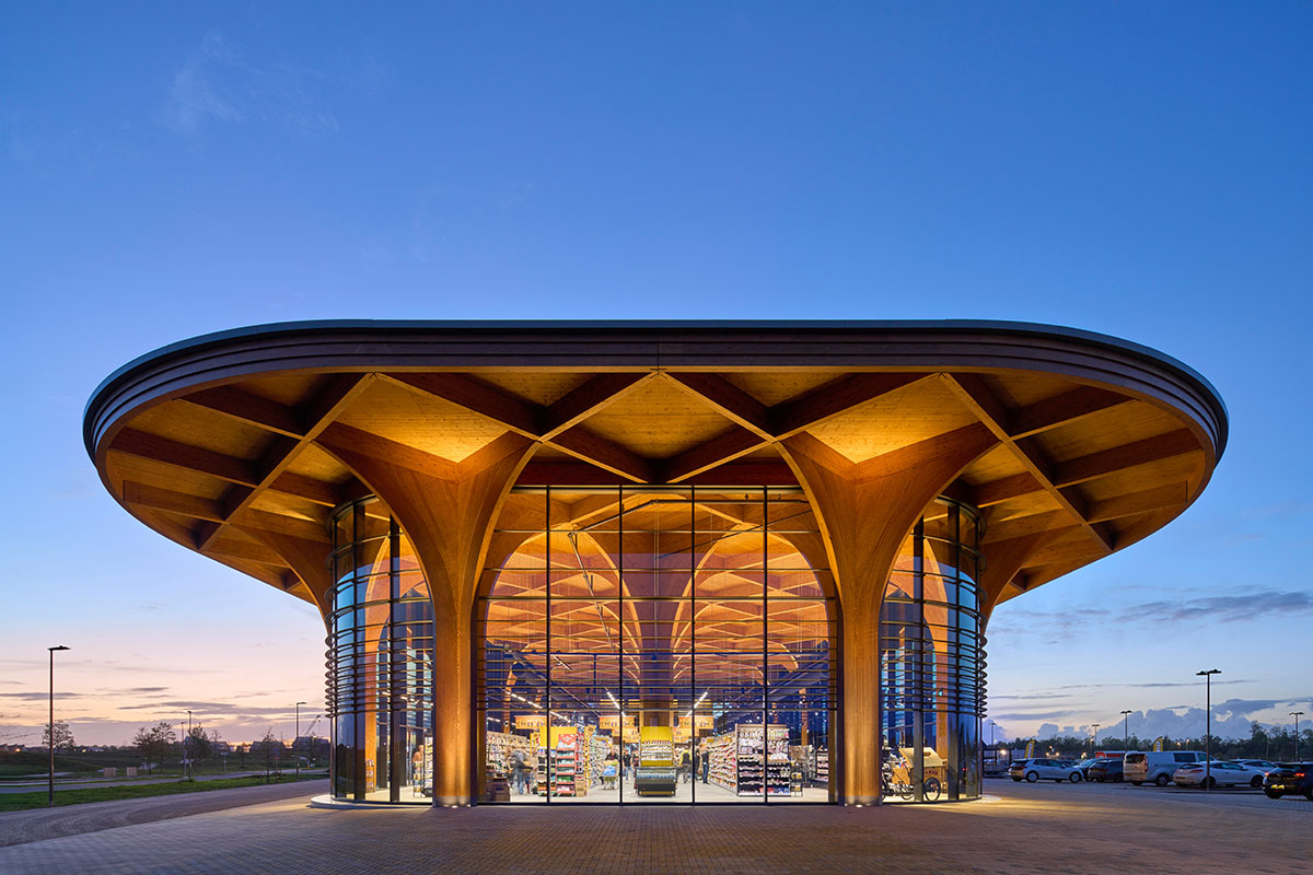 De Zwarte Hond built cathedral-like market hall with net-like wooden trusses and columns in Groningen