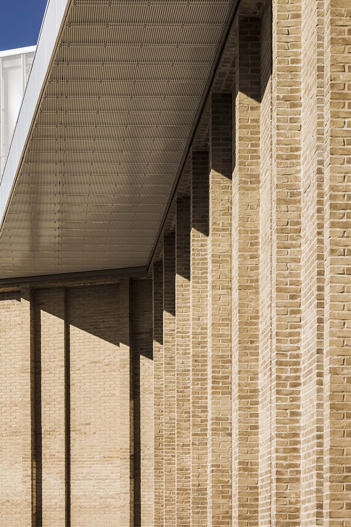 Lahdelma & Mahlamäki architects built school resembling