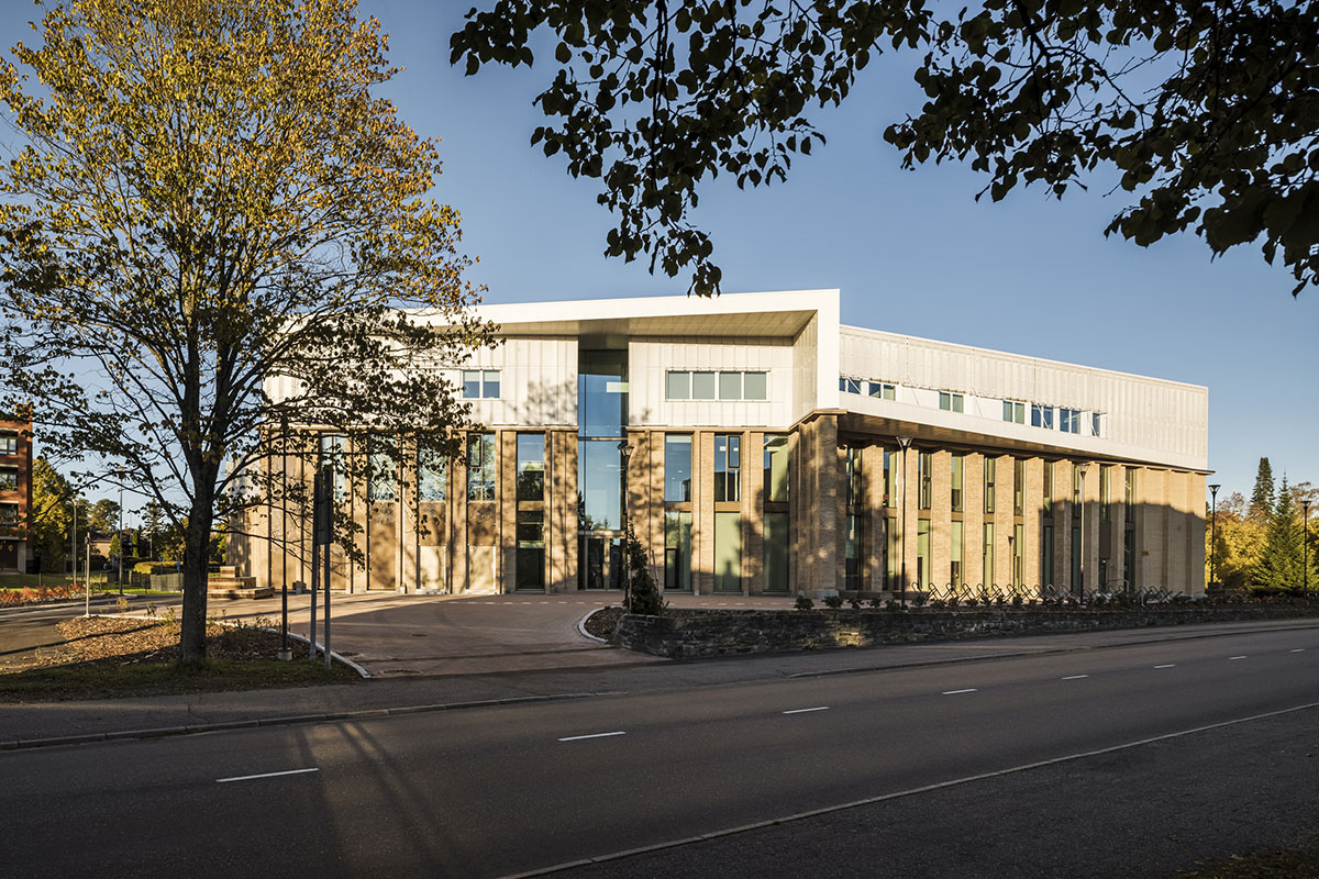 Lahdelma & Mahlamäki architects built school resembling