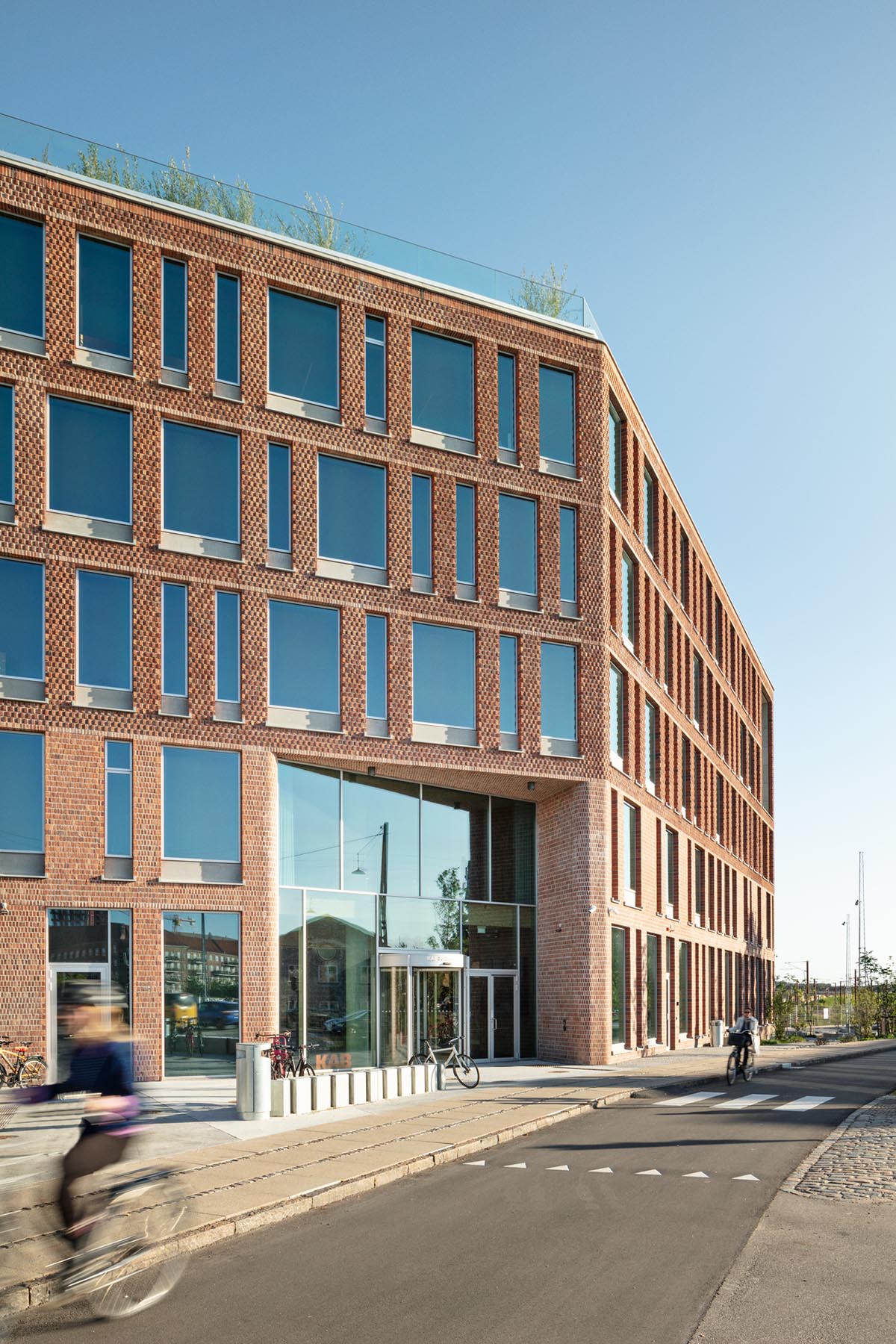Henning Larsen completes new headquarters of housing association KAB in Copenhagen 