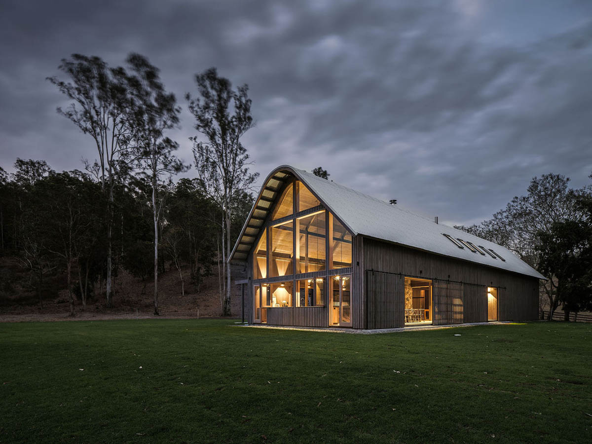 Paul Uhlmann Architects designs barn house featuring cathedral-like ceilings in Pullenvale