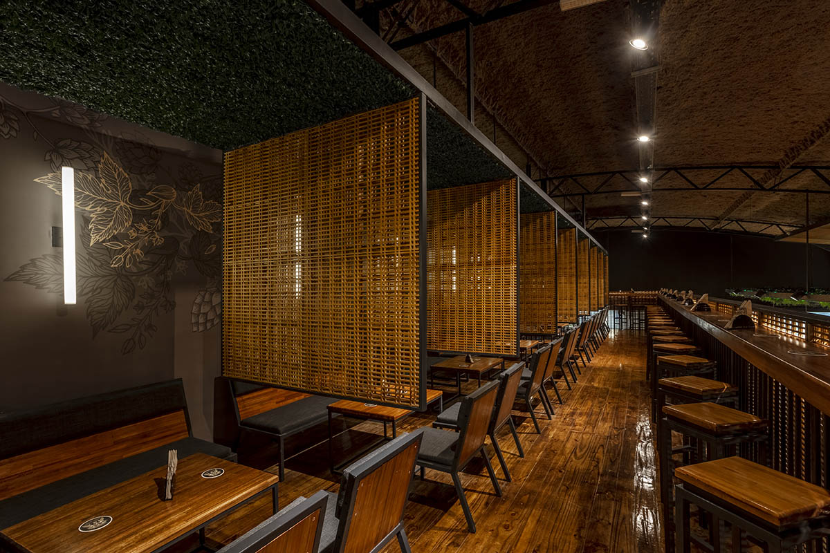 Hitzig Militello Arquitectos completes Nim Bar in Buenos Aires with wooden meshes and oak tones